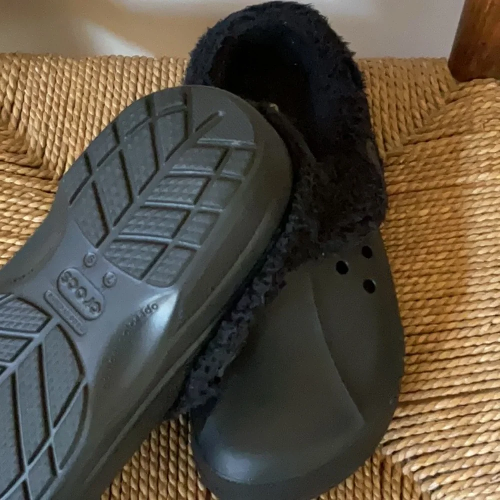 CROCS, Fleece lined. Womens 9 / Mens 7. - Picture 2 of 6